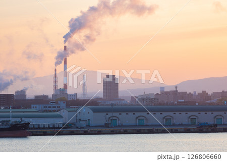 北海道、夕暮れの苫小牧港 126806660
