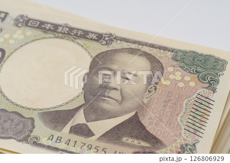 たくさんの一万円札 126806929