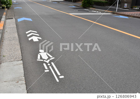 自転車用の通行帯_02 126806943