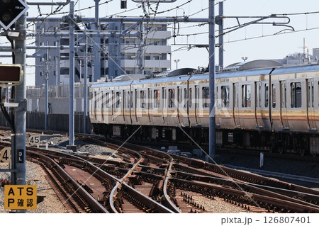 稲城長沼駅に到着したJR南武線の電車 126807401