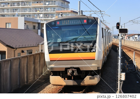 矢野口駅を通過したJR南武線の快速電車 126807402
