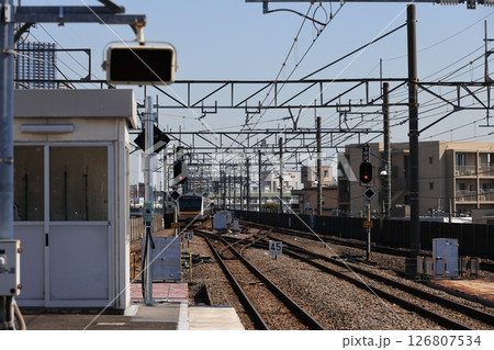 武蔵中原駅を出発したJR南武線の電車 武蔵中原駅を出発したJR南武線の電車 126807534