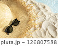 夏の砂浜に打ち上げられたヒトデと貝殻 126807588