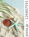 夏の砂浜に打ち上げられたヒトデと貝殻 126807591