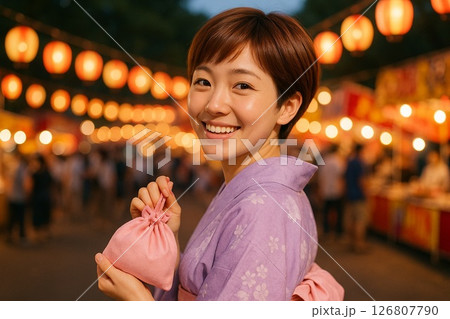 お祭り会場で振り向くショートカットの日本人女性 お祭り会場で振り向くショートカットの日本人女性 126807790