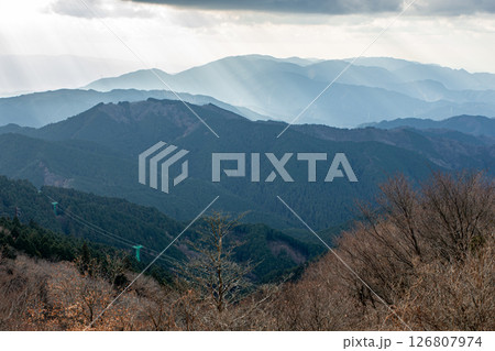 金剛山・ちはや園地展望台から見た光射す山並み 126807974