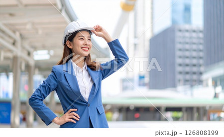 ヘルメットの施工管理の若い女性 ヘルメットの施工管理の若い女性 126808199