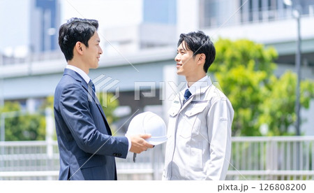 ヘルメットを小脇に抱えるビジネスマン ヘルメットを小脇に抱えるビジネスマン 126808200