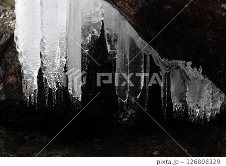 芸術的な色々な氷柱 126808329