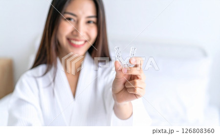 マウスピース矯正を付ける女性 126808360