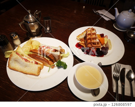 喫茶店のサンドイッチとワッフル 喫茶店のサンドイッチとワッフル 126808597