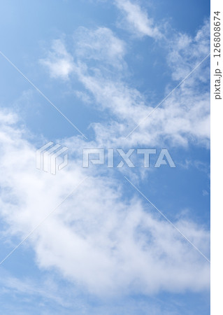 初夏の空 青空 空 6月 縦写真 126808674