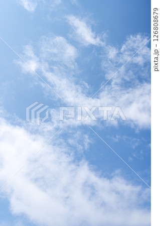 初夏の空 青空 空 6月 縦写真 初夏の空 青空 空 6月 縦写真 126808679