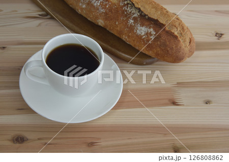 珈琲とフランスパン　珈琲のある風景　 126808862