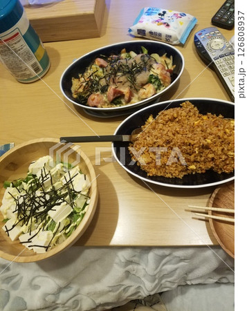 黒チャーハンと豆腐サラダ 126808937