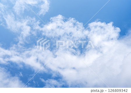 初夏の空 青空 空 6月 126809342