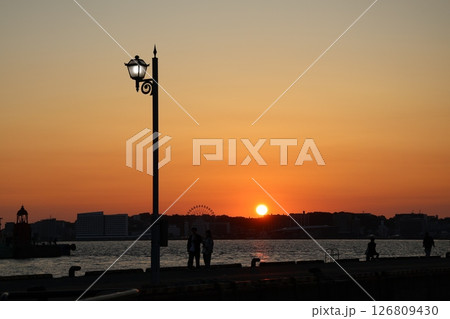 門司港から見る下関に沈む夕日(福岡県北九州市門司区港町) 門司港から見る下関に沈む夕日(福岡県北九州市門司区港町) 126809430