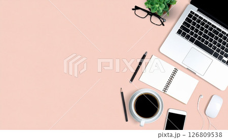 オフィスのデスクの上のビジネスアイテム オフィスのデスクの上のビジネスアイテム 126809538