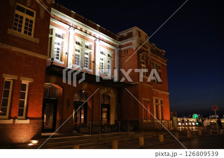 ライトアップされる旧門司税関(福岡県北九州市門司区東港町) ライトアップされる旧門司税関(福岡県北九州市門司区東港町) 126809539