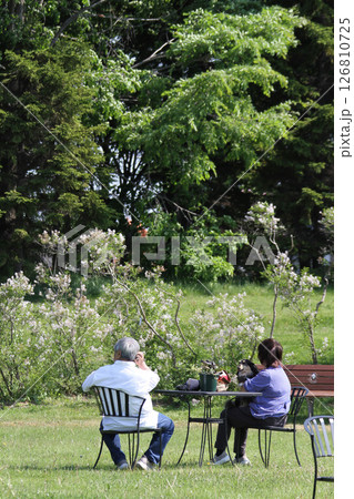 札幌花名所 川下公園 花見を楽しむ熟年夫婦 ライラック リラ 札幌市の花 札幌花名所 川下公園 花見を楽しむ熟年夫婦 ライラック リラ 札幌市の花 126810725