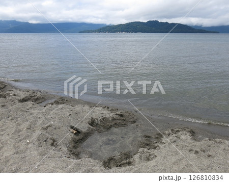露天風呂や足湯が湖畔に掘られた屈斜路湖の砂湯 126810834