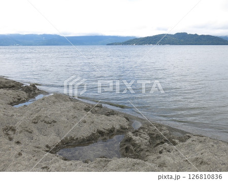 露天風呂や足湯が湖畔に掘られた屈斜路湖の砂湯 126810836