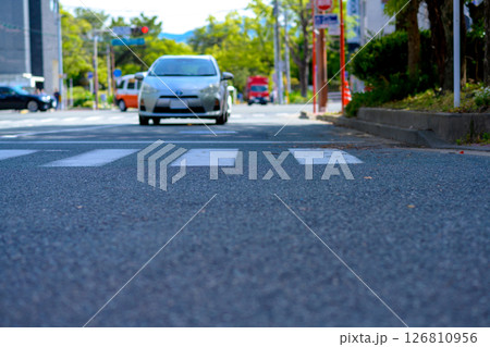 信号機のない横断歩道の前を通ろうとする自動車 126810956