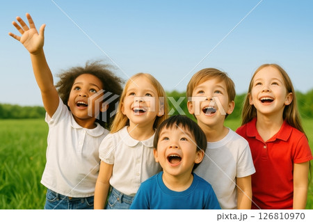 笑顔で空を見上げる子供達 126810970