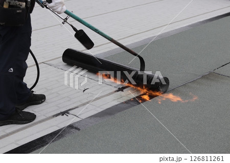 トーチ工法で施工するアスファルト防水 トーチ工法で施工するアスファルト防水 126811261