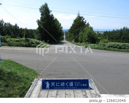 北海道斜里町の天に続く道(スタート地点からの眺め) 北海道斜里町の天に続く道(スタート地点からの眺め) 126812048