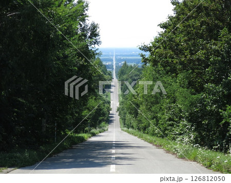 北海道斜里町の天に続く道（スタート地点からの眺め） 126812050