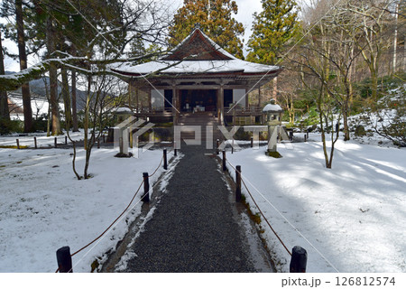 京都　三千院の冬　往生極楽院 126812574