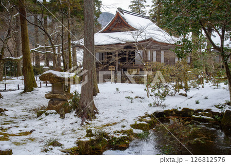 京都　三千院の冬　往生極楽院 126812576