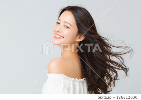 白いオフショルダーと笑顔が爽やかな女性 126812630