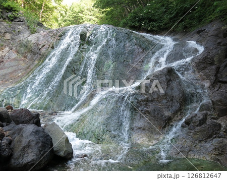 知床のカムイワッカ湯の滝にある3の滝（三の滝） 126812647