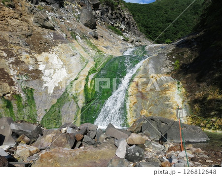 知床のカムイワッカ湯の滝にある4の滝（四の滝） 126812648