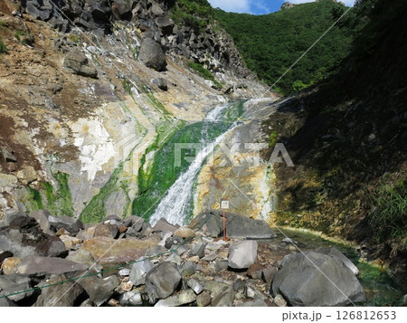 知床のカムイワッカ湯の滝にある4の滝（四の滝） 126812653