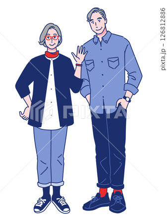 並んで立っているおしゃれなシニアのカップル 並んで立っているおしゃれなシニアのカップル 126812886