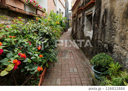 台湾・安平のレンガ造りの街並みと路地裏風景 126812888