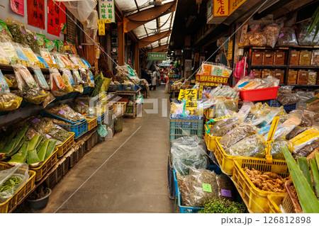 台北・青草巷の薬草市場 126812898