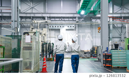 工場で働く作業員グループの後ろ姿 工場で働く作業員グループの後ろ姿 126813532