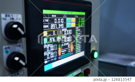 工場機械のコントロールパネル画面 工場機械のコントロールパネル画面 126813547