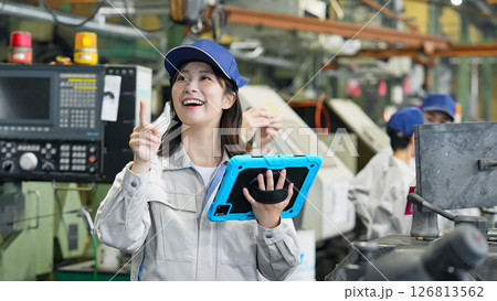 タブレットPCを持って機械を点検する作業員グループ タブレットPCを持って機械を点検する作業員グループ 126813562