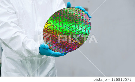 半導体工場でシリコンウエハーを持つ防護服を着た作業員 半導体工場でシリコンウエハーを持つ防護服を着た作業員 126813575