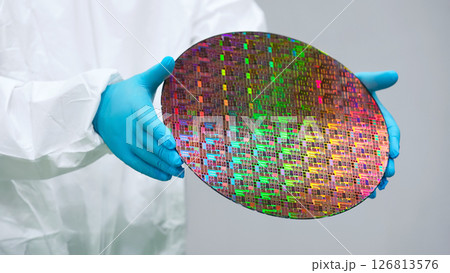 半導体工場でシリコンウエハーを持つ防護服を着た作業員 半導体工場でシリコンウエハーを持つ防護服を着た作業員 126813576