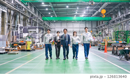 工場の中を歩く作業スタッフのグループ 126813640