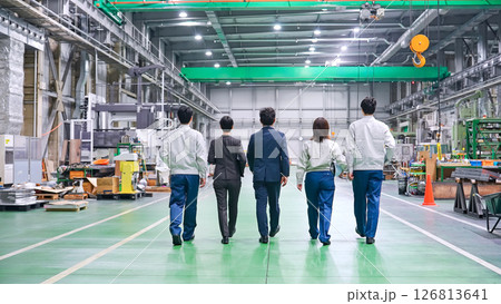 工場の中を歩く作業スタッフのグループ 126813641