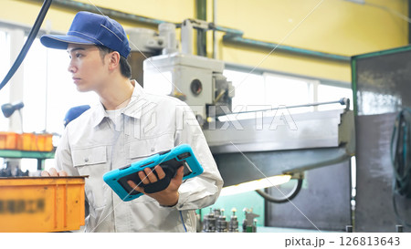 工場でタブレットPCを使って作業する作業員 126813643