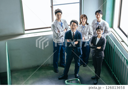 室内に並ぶ会社従業員の集合社員 126813658