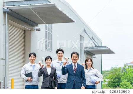 建物の前でガッツポーズする会社従業員のグループ 建物の前でガッツポーズする会社従業員のグループ 126813660